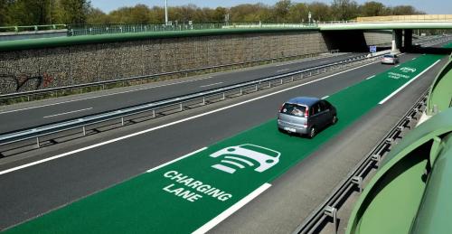 สวีเดนสร้างถนนพลังงานไฟฟ้าแห่งแรกของโลก ชาร์จรถยนต์ EV ได้ขณะขับขี่